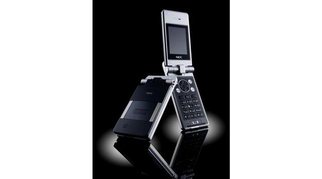 Las empresas japonesas de electrónica Panasonic y NEC se han retirado del negocio de teléfonos inteligentes para consumidores, ya que no pueden competir con las marcas dominantes como Apple y Samsung Electronics. Sin embargo, fabrican teléfonos plegables 