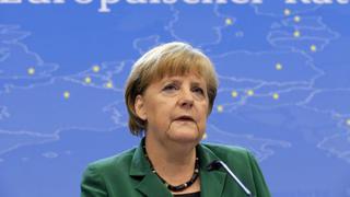 Merkel: El déficit griego se compensaría con ayuda y tasas bajas