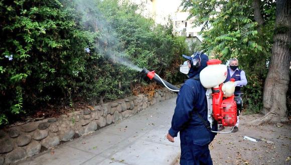 Fumigación en la Unidad Vecinal Mirones, en el Cercado de Lima, para evitar la proliferación del zancudo transmisor del dengue. (Foto: Minsa)