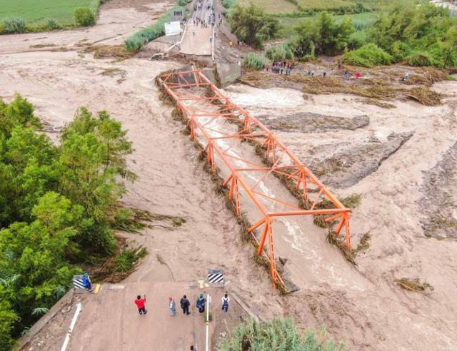El puente Montalvo destruido e inundado por el aumento del caudal del río. (Foto: Bengi Pancca)