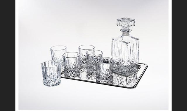 25.	Klikel Ingrid 8-Piece Whiskey Set: este decanter hermoso es perfecto para el papá sofisticado.