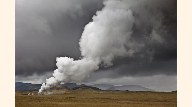 Central geotérmica de Hellisheioi (Islandia). Las capas profundas de la tierra están a temperaturas elevadas y, a menudo, hay capas freáticas en las que se calienta el agua: al ascender, el vapor producen manifestaciones en la superficie en forma de fuent