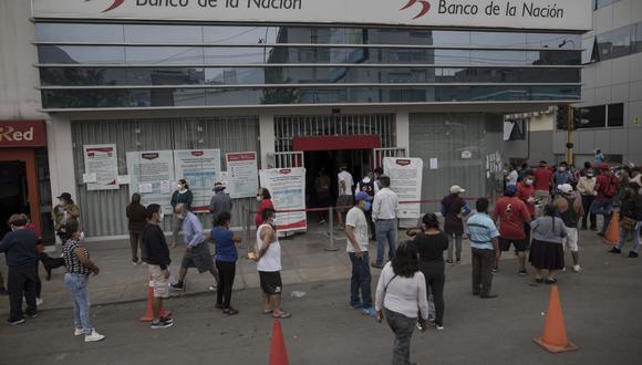 En los bancos se forman largas colas para cobrar el subsidio estatal. (Foto: Anthony Niño de Guzman | GEC)
