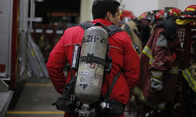 Foto 7 |  Los que trabajan. Las empresas o instituciones de actividades estratégicas como el agua, luz, telefonía, bomberos, hospitales, medios de comunicación y similares, funcionarán con normalidad el día del censo; para lo cual se ha previsto un empadr