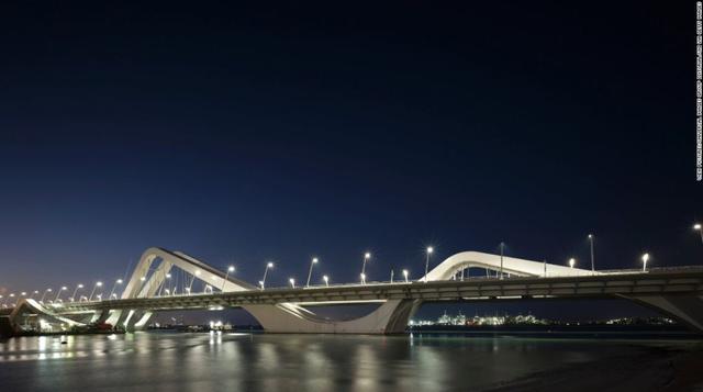 Sheikh Zayed Bridge, 2010 (Abu Dhabi, UAE). Las distintivas curvas del Puente Sheikh Zayed fueron diseñadas para recordar las dunas de arena del desierto.