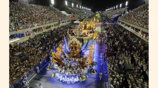 Artistas de la escuela de samba Mangueira desfilan durante las celebraciones de carnaval. (Foto: AP)