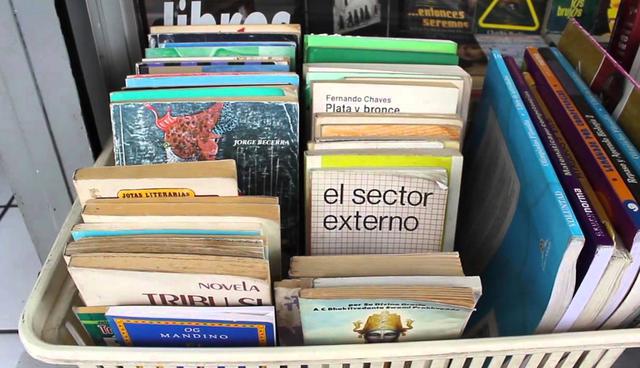 7. Compre – venta de libros usados

Crea un espacio en donde los apasionados de la lectura compartan sus libros a través de la compra-venta. Tu labor consistirá en realizar transacciones con los dueños y compradores, pero también en conseguir el lugar para exhibir los libros. Para fijar los costos de cada título, utiliza tus conocimientos en literatura. Brinda una atención personalizada y ofrece la opción de recoger los libros a domicilio. Si tu presupuesto lo permite, considera comprar bibliotecas completas para tener un mejor precio. Ejemplo de éxito: Compro Libros y Bibliotecas  (Foto: Youtube)