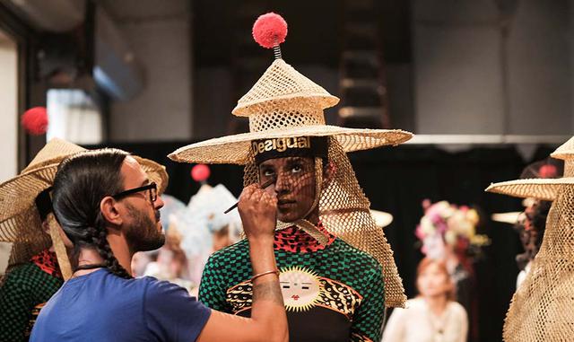 Foto 3 | "Es fantástico ver a gente de orígenes tan distintos caminando al mismo ritmo", dijo Goude a Efe en una entrevista minutos después del desfile.