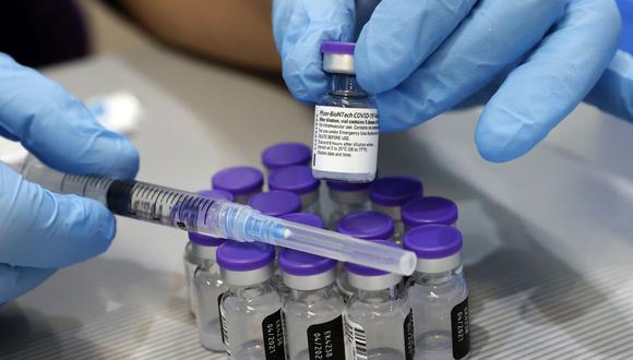Una jeringa y viales de la vacuna contra el coronavirus Pfizer-BioNTech se ven en el Centro Médico Sheba, en Ramat Gan, cerca de la ciudad costera de Tel Aviv (Israel), el 14 de enero de 2021. (JACK GUEZ / AFP).