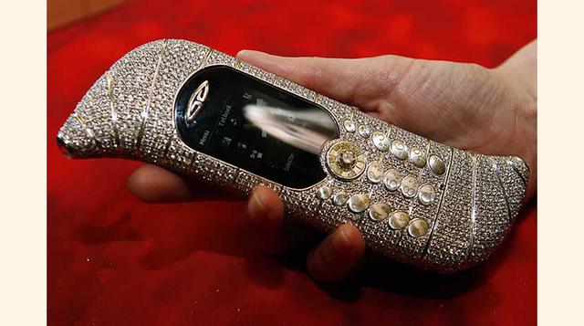 El celular de $1.3 millones, su cuerpo de oro de 18 quilates cubierto por una cantidad indeterminada de diamantes y su parte trasera de piel de cocodrilo.  (Foto: kienyke)