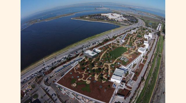 Para apoyar todo ese crecimiento, Facebook tuvo que ampliar sus oficinas. Solo este año, Facebook abrió un nuevo campus, diseñado por el legendario arquitecto Frank Gehry, para albergar a más de 2,800 empleados.