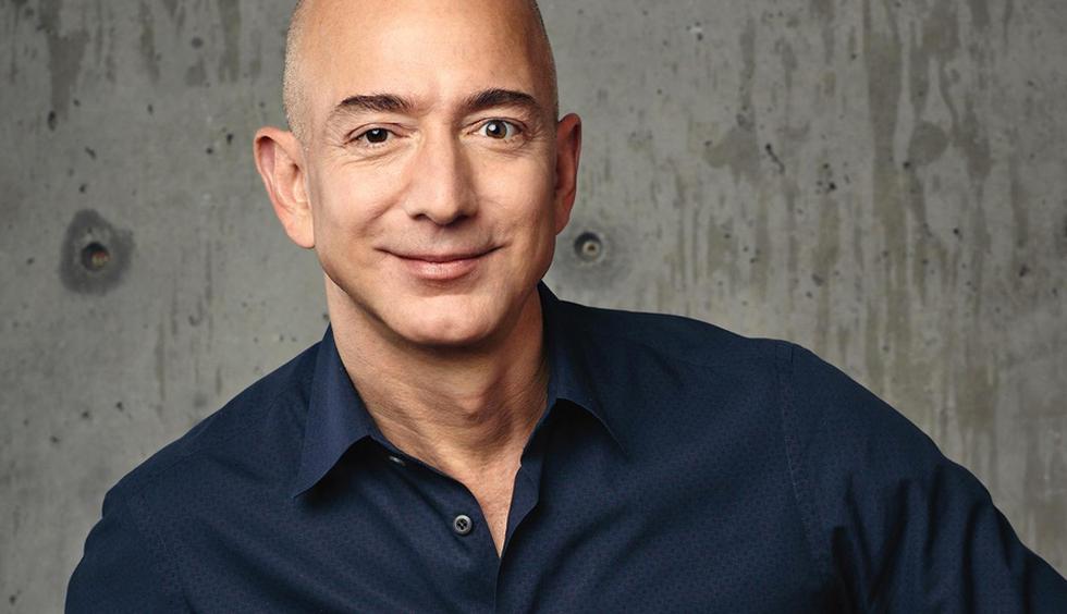 FOTO 1 | Jeff Bezos lleva dos pizzas

¿Cuál es la estrategia de Jeff Bezos para mantener las juntas bajo control? Compra dos pizzas. Si estas no alcanzan para alimentar cómodamente a los asistentes a la reunión, entonces hay demasiadas personas en la sala. Esto podría hacer que la asamblea se alargue sin parar y sofoque la creatividad. Para evitar pensar en grupo y alimentar ideas independientes (literalmente), Bezos mantiene las reuniones de Amazon solo con un puñado de personas. (Foto: pixelmedia)