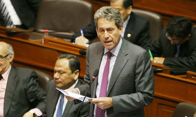 Miércoles 12. MEF redujo de 3.8% a 3% su proyección de crecimiento de la "economía peruana":http://gestion.pe/economia/mef-economia-peruana-creceria-3-este-ano-pese-efecto-desastres-naturales-2187277 para este año, debido a los efectos de los de