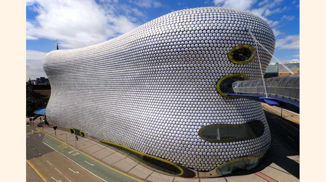 FOTO 15 | Selfridges building – Birmingham, este centro comercial es uno de los lugares más icónicos de la ciudad inglesa. La obra se completó en 2003.