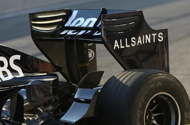 Foto 2 | Alerón trasero: Costo estimado de US$ 84,000. Lo que hace a un auto de F1 tan veloz no es solo su poderoso motor, sino también todo el sistema aerodinámico de su carrocería. Hay dos puntos principales en la aerodinámica de la F1: el downforce y el arrastre. El downforce empuja las llantas hacia la pista. Mientras más pegado a la pista, más velocidad desarrollará. Una de las últimas tecnologías mejoradas de la F1 es el Sistema de Reducción de Arrastre. Es importante reducir al mínimo el arrastre para el mejor desenvolvimiento del auto (Foto: F1onboard).