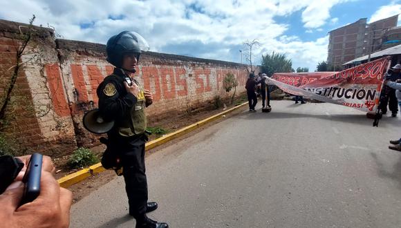 Policías contienen a los manifestantes que trata de llegar al aeropuerto de Cusco. Foto: GEC