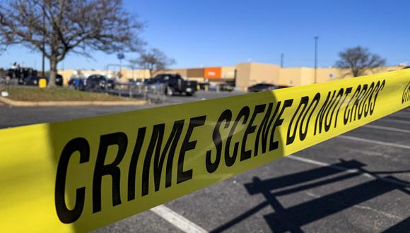 La cinta de la escena del crimen bloquea el estacionamiento fuera de un Walmart luego de un tiroteo masivo la noche anterior en Chesapeake, Virginia, el 23 de noviembre de 2022. (Foto de Bastien INZAURRALDE / AFP)
