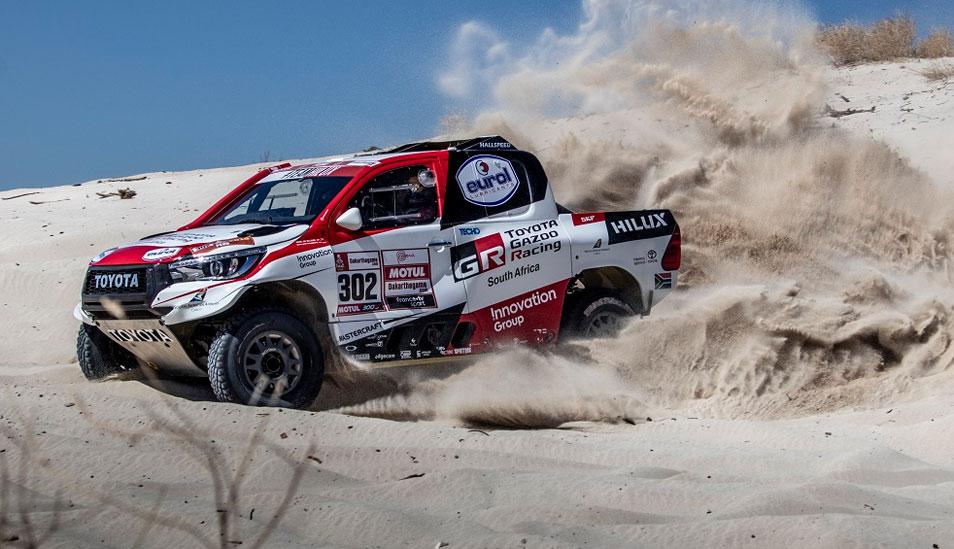 FOTO 3 | 302.- GINIEL DE VILLIERS (RSA) - Toyota Hilux. Pocos pilotos del Dakar pueden decir que han completado quince ediciones del rally, como es el caso De Villiers, pieza angular del equipo Toyota Gazoo Racing. El campeón del Dakar en 2009 es sinónimo de regularidad. En la última edición terminó tercero en el podio y esta vez se siente capaz de pelear por la victoria. (Foto: Motorsport)