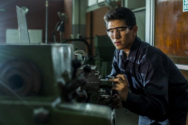Sexta carrera mejor pagada: Ingeniería Mecánica. En la carrera de Ingeniería Mecánica Eléctrica los recién egresados de la Universidad de Piura reportaron los mayores ingresos con S/ 4,988; seguidos por la PUCP con S 4,821 en las carreras de Ingeniería Me