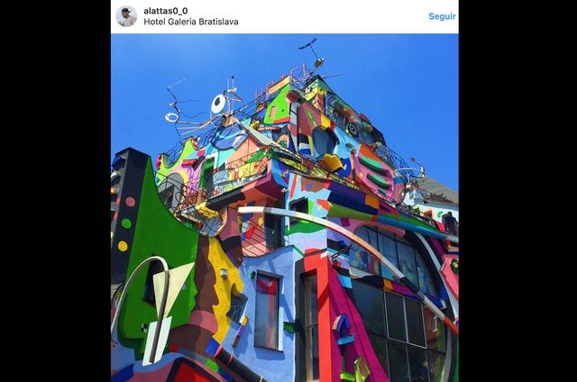 FOTO 8 | Hotel Galéria Spirit, Bratislava, (Eslovaquia). El Hotel Galéria Spirit conocido como la ‘Casa de las Mariposas’, es un loco y colorido edificio en Bratislava que sirve como hotel y galería de arte. El hotel se centra en el bienestar con una serie de suplementos nutricionales que se ofrecen a los huéspedes. Con su arquitectura vanguardista es una rareza en cualquier lugar.