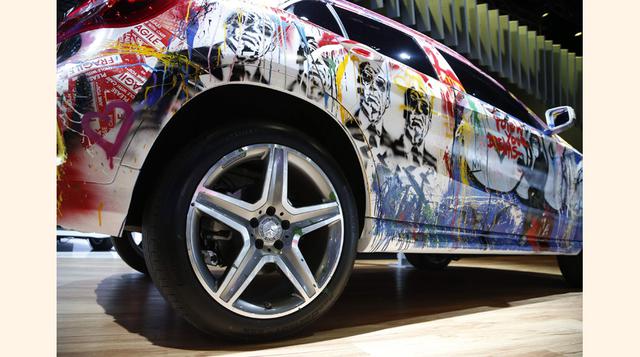 El Mercedes Benz Evolución Tour de GLA luce un trabajo de pintura de graffiti. (Foto: Reuters)