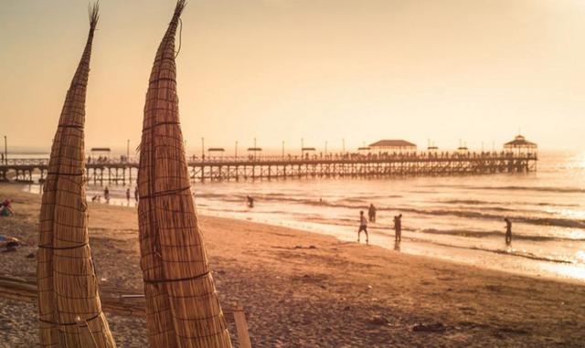 Foto 2 | Donde: Zanzibar. La fundadora de My Life's a Movie y bloguera solista, Alyssa Ramos, dice que Zanzibar puede sonar como una costosa isla de luna de miel, pero tómela como asequible para un viajero de aventura: es más económico que lo que piensas. Por no mencionar, absolutamente hermoso. Puede tomar el ferry desde Tanzania continental a Zanzíbar por solo US$ 35 (US$ 50 si desea un asiento VIP), pero los vuelos hacia y desde allí suelen ser de menos de $ 100. Hay muchos centros turísticos de lujo como Tulia Zanzibar y Melia Zanzibar que definitivamente debería derrochar si puede (Tulia tiene un tobogán acuático en la jungla y flotadores en la piscina). Pero también hay opciones de presupuesto ajustado. Había un Airbnb llamado Surf Escape que costaba solo US$ 40 por noche, justo en la playa, y tenía clases de surf, paddleboard y wind-surf en el lugar.