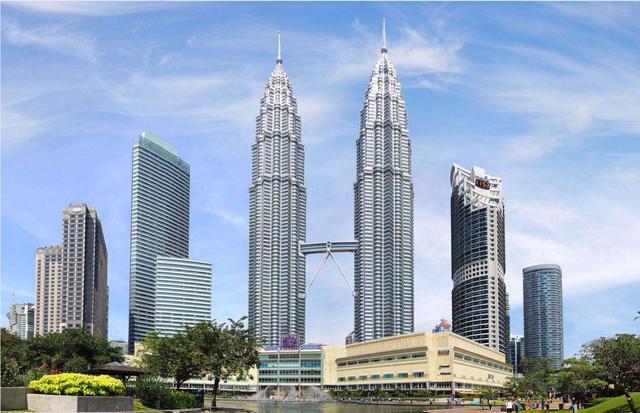 FOTO 3 | TORRES PETRONAS, KUALA LUMPUR: 1.8 MILLONES DE DÓLARES.
Las espectaculares torres gemelas de Kuala Lumpur fueron los edificios más altos del mundo entre 1998 y 2004. Diseñados por el arquitecto argentino, Cesar Pelli, la construcción de dúo costó alrededor de 1.2 mil millones de dólares (£863 millones), a fines de la década de 1990.