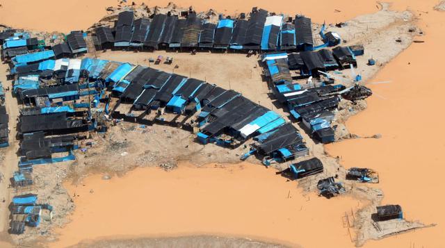 Un campamento de mineros ilegales en medio de la destrucción visto desde un helicóptero.