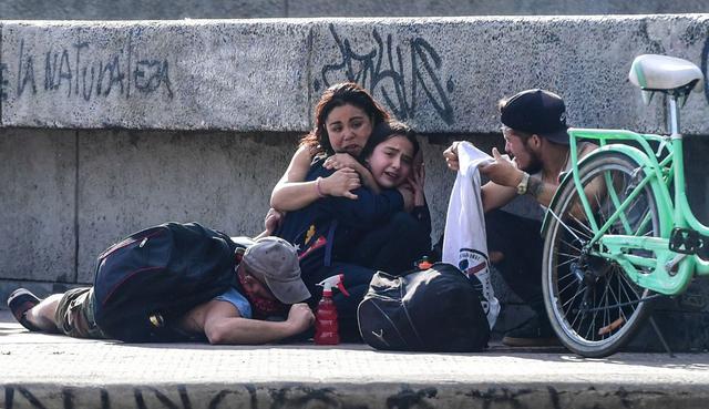 Ni la agenda social propuesta desde el Ejecutivo, ni la destitución de ocho ministros, ni el diálogo social que promete Piñera parecen resultarle suficiente a la población, que pide con más fuerza una asamblea constituyente. (Foto: AFP)