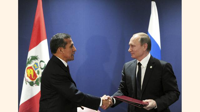 El presidente de Rusia, Vladimir Putin (derecha) saluda al presidente de Perú, Ollanta Humala, al inicio de la Conferencia Mundial del Cambio Climático (COP21) en Le Bourget, cerca de París, Francia. (Foto: Reuters)