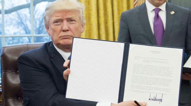 Lunes. El presidente de Estados Unidos, “Donald Trump”:http://gestion.pe/economia/trump-firma-orden-ejecutiva-salida-estados-unidos-acuerdo-tpp-2180336, firmó la orden ejecutiva para sacar a Estados Unidos del TPP, firmado por su antecesor Barack Obama pa