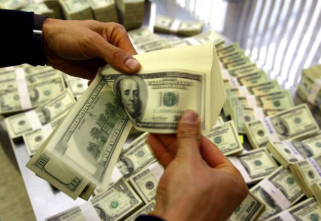 Foto 15 | Para Leidenz lo lógico sería establecer "una tasa flotante", a diferencia de las cotizaciones oficiales fijas que sobrevaloran hasta 10,000 veces el bolívar frente al dólar negro. Si se sobrevalora el "Petro", añade, se repetirán las distorsiones cambiarias con una fuerte especulación.