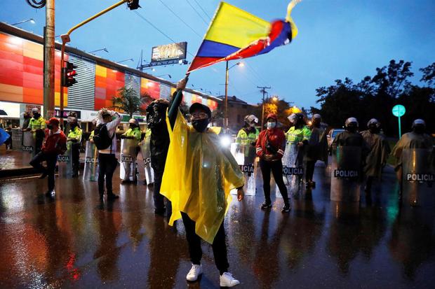 Manifestantes llegan al barrio donde tiene su residencia el presidente de Colombia, Iván Duque, en una nueva jornada de protestas en Bogotá. (EFE/ Carlos Ortega).
