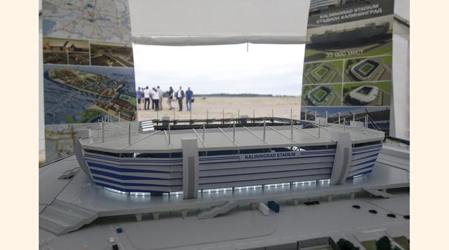 Maqueta del futuro estadio de Kaliningrado, la ciudad más occidental de Rusia. Kaliningrado está ubicado en un pedazo del territorio ruso en la costa del Mar Báltico, separado del resto del país. (Foto: Reuters)