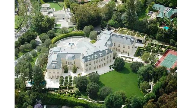 Holmby Hills es un barrio ubicado en el distrito de Westwood al el oeste de Los Angeles. Precisamente, allí se levanta la propiedad del presentador de radio y actor de voz Casey Kasem y su esposa Jean Kasem. Es una mega mansión estilo francesa situada sob