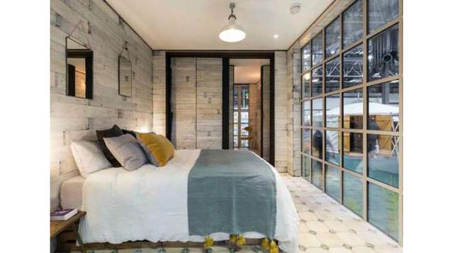 Incluye un pantalla de 49 pulgadas, iluminación y aparatos inteligentes.