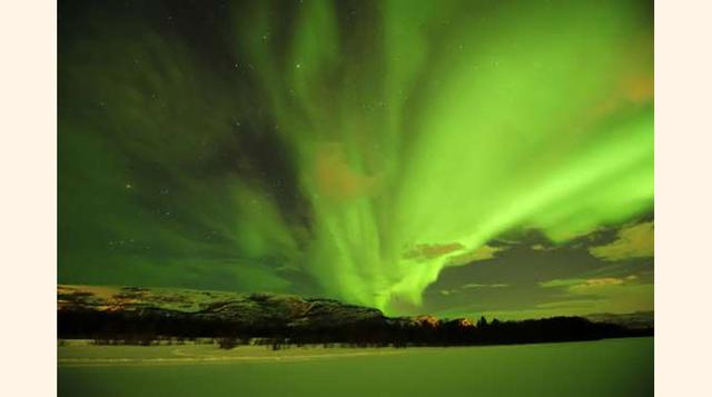Aurora Boreal, Noruega. Cuando los electrones altamente cargados de los vientos solares entran en contacto con la atmósfera de la tierra, tiene lugar este fenómeno astronómico. Se ven con más frecuencia a finales del otoño, durante el invierno y al princi