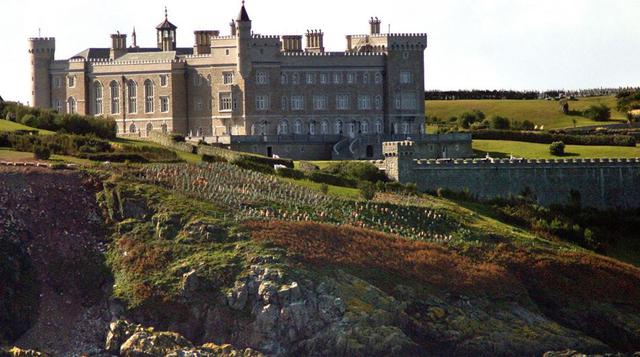 David y Frederick Barclay (Brecqhou, Islas del Canal, Reino Unido) Los amantes de la historia medieval pueden disfrutar de una visita a la pequeña isla privada de Brecqhou en el Canal Inglés, cerca de la costa de Normandía en Francia. Los multimillonarios