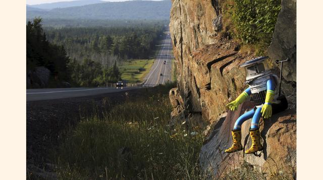 El hitchBOT posa a la vera de una carretera en Sault Ste. Marie, Ontario (Canadá). (Foto: REUTERS)
