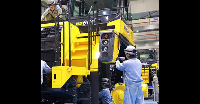 FOTO 9 | Komatsu Ltd. de Japón, el segundo fabricante de equipos de minería, trasladará la producción de algunas piezas desde China a otros países asiáticos debido a las limitaciones de la fábrica. Para evitar interrumpir el suministro global de sus gigantescas excavadoras, Komatsu necesitará fabricar o comprar componentes utilizados en estructuras de vehículos, arneses de cables y piezas de fundición en otros países como Japón, Vietnam y Tailandia, según la portavoz Naoko Furumai. (Foto: Komatsu Ltd.)