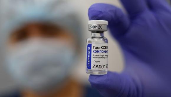 La vacuna, que Rusia ha comercializado activamente en el extranjero, ya había sido probada por los investigadores con una eficacia de casi el 92% contra la cepa original del coronavirus. (Foto: REUTERS/Maxim Shemetov/File Photo).