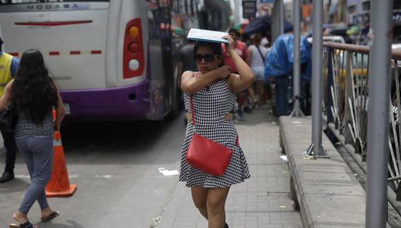 El intenso calor sigue sofocando a los limeños.  Se registro  temperaturas máximas por encima de los 30 °C en Lima, en los distritos de san juan de lurigancho y ate vitarte.