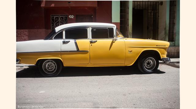 Incluso los coches que parecen estar en perfecto estado, como este 1950 de la era Chevy, es probable que tengan un carburador de Rusia y un motor diesel Peugeot bajo el capó. (Foto: businessinsider)