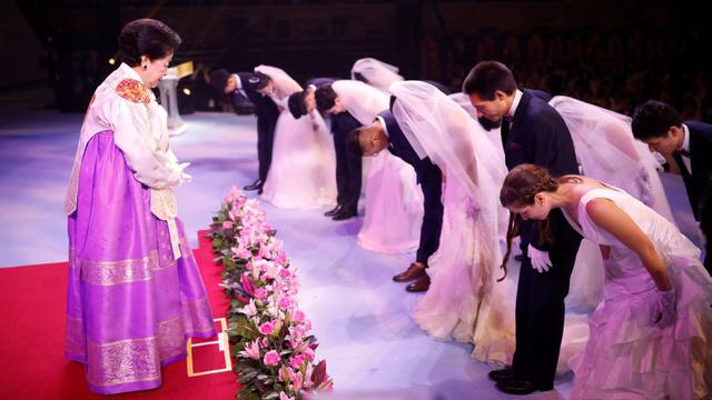 FOTO 4 | Hak Ja Han Moon, la viuda de reverendo Sun Myung Moon, ofició en la ceremonia del jueves, que fue atestiguada por cerca de 30.000 seguidores