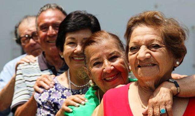 Foto 5 | En el área rural el 43% de los hogares son conducidos por mujeres adultas mayores, en el caso de los hombres es el 25.8%. En el área urbana, la diferencia según sexo es de 6.1 puntos porcentuales, las mujeres adultas mayores jefas de hogar significan el 27.8%, frente a 21.7% de los hombres. (Foto: andina)