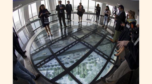 Los visitantes al observatorio podrán admirar todos los monumentos y parques célebres de Nueva York, desde la Estatua de la Libertad al sur hasta el Empire State Building y Central Park al norte, pasando por el puente de Brooklyn al este. La torre tiene m