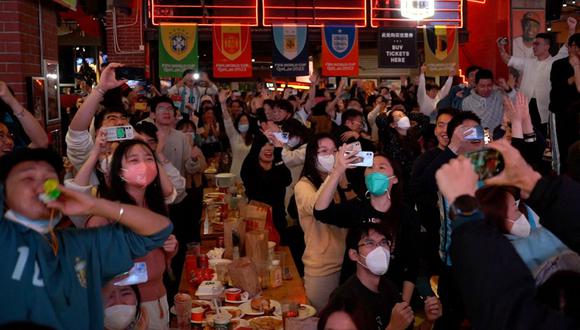 Los fanáticos ven el partido de fútbol de la final de la Copa Mundial de Qatar 2022 entre Argentina y Francia, en un bar en Shanghái el 19 de diciembre de 2022. (Foto de Vivian LIN / AFP)