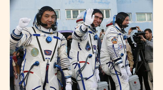 De izquierda a derecha: Aydyn Aimbetov de Kazajstán, Sergei Volkov de Rusia y Andreas Mogensen de Dinamarca, se despiden del público asistente al lanzamiento del cohete Soyuz-FG, que los llevará a la Estación Espacial Internacional. (Foto: AP)
