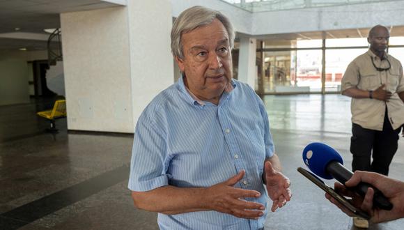 El secretario general de la ONU, Antonio Guterres, responde a las preguntas de los periodistas después de su visita al puerto de Odessa el 19 de agosto de 2022, en medio de la invasión rusa de Ucrania. (Foto de BULENT KILIC / AFP)