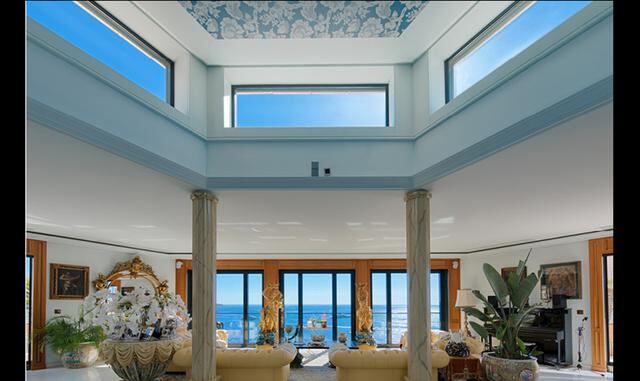 FOTO 2 | Un penthouse de tres pisos en Monte Carlo, Mónaco, por US$ 61 millones. Se trata de un penthouse de tres pisos repartidos en más de 5,000 pies cuadrados (465 metros cuadrados), el departamento está en el punto óptimo del centro de Monte Carlo: la Plaza de Oro. Tiene seis habitaciones, cada una con baño en suite, y una amplia vista del Mediterráneo. Mónaco, un refugio seguro para los súper ricos internacionales y su dinero, nunca fue exactamente un lugar de gangas. A pesar de unas pocas puestas en ventas de muy alto perfil y de más de US$ 100 millones en el pequeño municipio, esta venta se ubica cerca del nivel más alto. Vendido por: Hammer Draff Great Properties, filial de Christie’s International Real Estate.